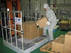 架台パレットへの積み込み作業