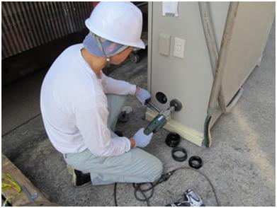 電動ドリルによる穴開け作業