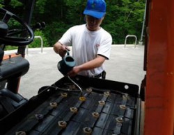 フォークリフトバッテリー液補充作業改善