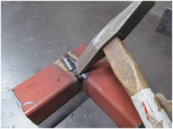 アーク溶接のスラグ除去作業