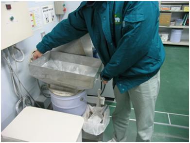 排出粉用ペール缶交換作業