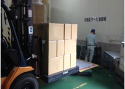 フォークリフトによる最終検査場への製品搬入