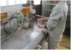 ガラス器具洗浄作業
