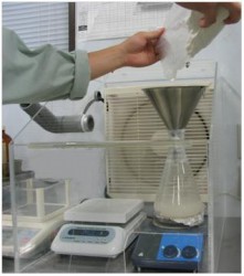 溶剤を加熱して行う異物検査