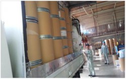 トラックからの産廃荷下ろし作業