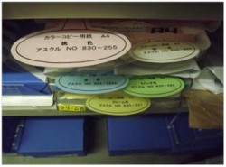 カラー用紙保管棚