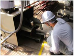 高速切断機での切断作業