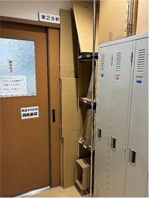 改善前(サンプル用段ボール収納改善)